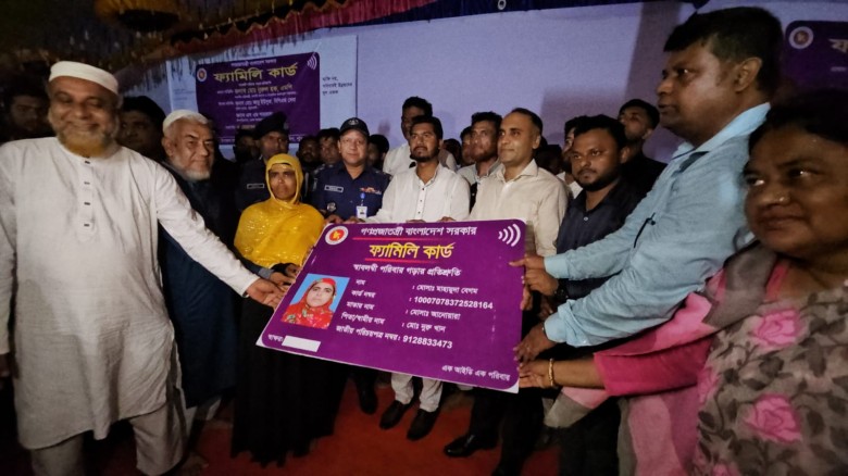 গলাচিপার দুর্গম চরে নারীদের জন্য নতুন আশার আলো ফ্যামিলি কার্ড।